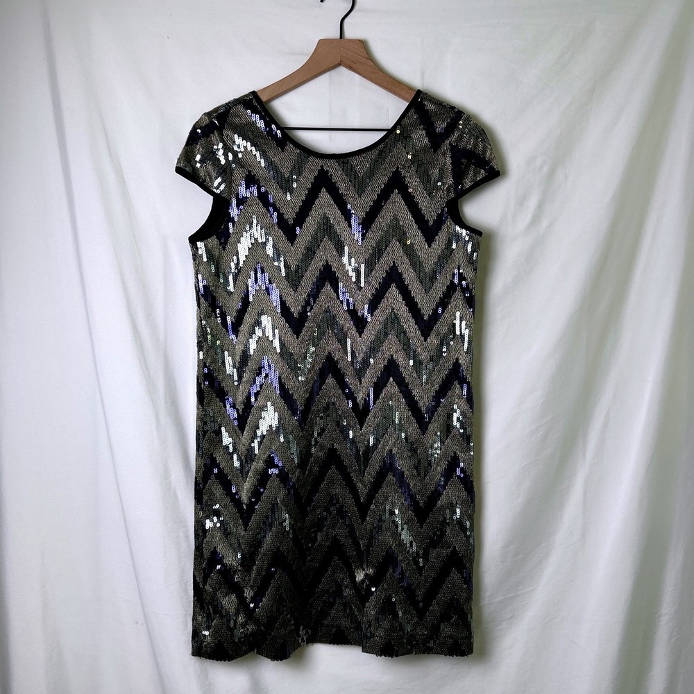 Romeo + Juliet Couture Women Sequin Chevron Mini Shift Dress Size XS Silver Navy